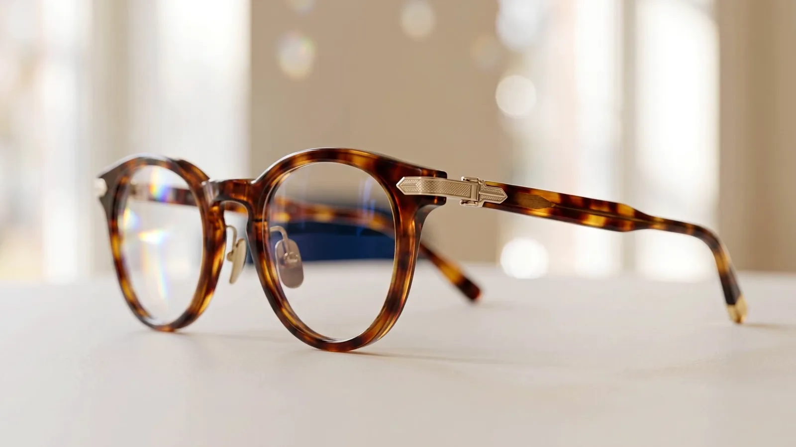 Augenoptik-Fachgeschäft: Beratung an der Brillenwand